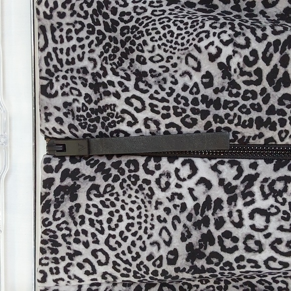 Vince Womens Animal Print Skirt w/ exposed back Zipper Leopard Edgy Sz.Medium - Picture 4 of 7